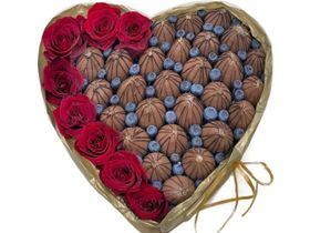 Сердце из клубники с цветами "Эстетика"