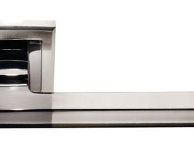 MH-35 S-SN/BN (на квадрат.накладке)   (бел.ник/черн.ник)  Ручка дверная "Pants" "Morelli" 1/20