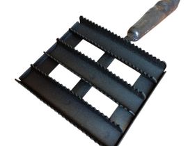 Скребница 19786 металл квадратная с ручкой QMV